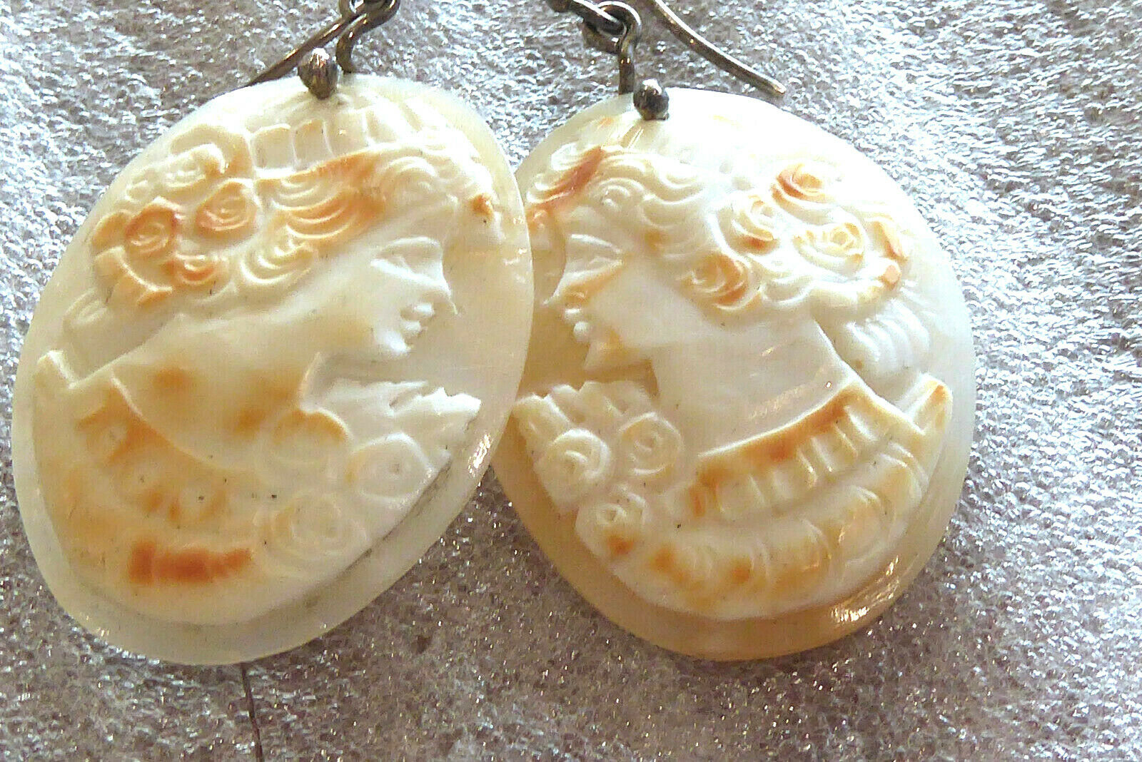 VINTAGE HAND CARVED CONCH SHELL MADE IN ITALY DANGLE 2 3/8